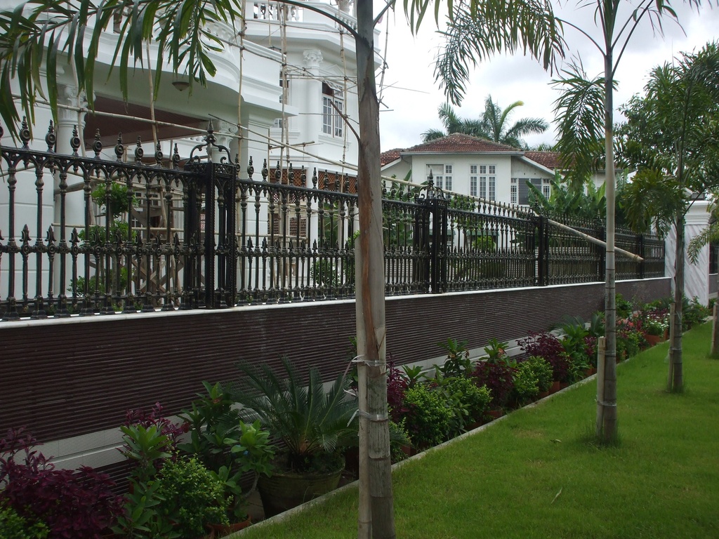 Fence (ခြံစည်းရိုး)